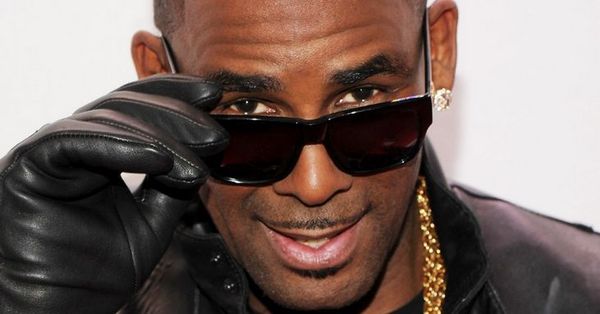 R. Kelly's Brother Is Taking Him To Court For Paying Him Peanuts