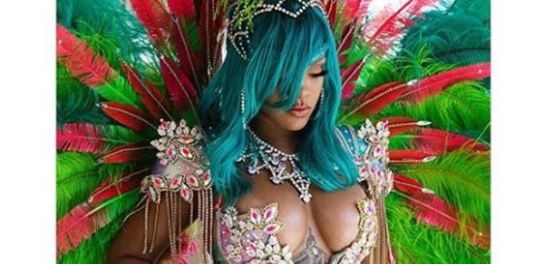 It Looks Like Those Curvy Rihanna Photos Were Photoshopped