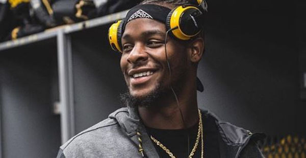 Watch The Steelers Plunder Le'Veon Bell's Locker After He Didn't Report