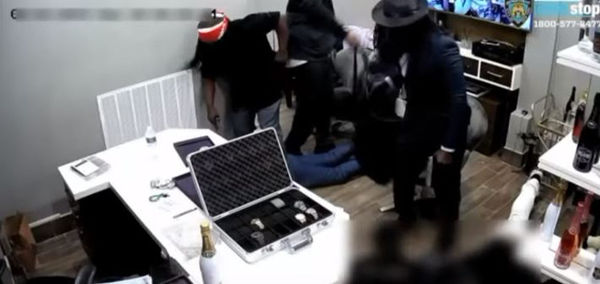 Watch Avianne & Co. Jewelers Get Robbed In Broad Daylight