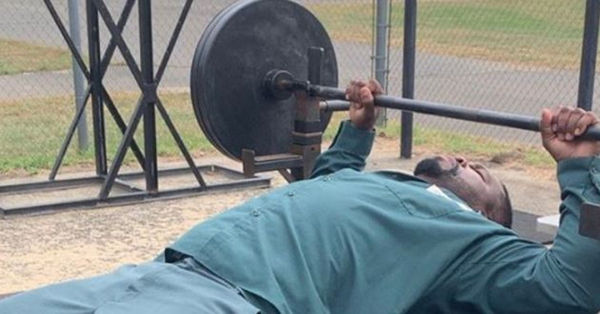 Watch 50 Cent Lift Lots Of Weight In The Yard