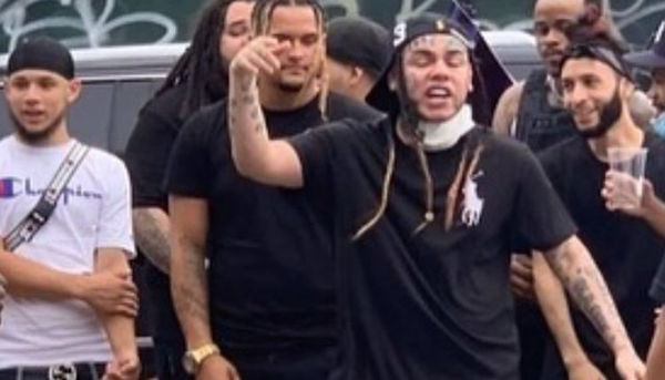 Tekashi 6ix9ine Shoots Video In The Streets Of New York